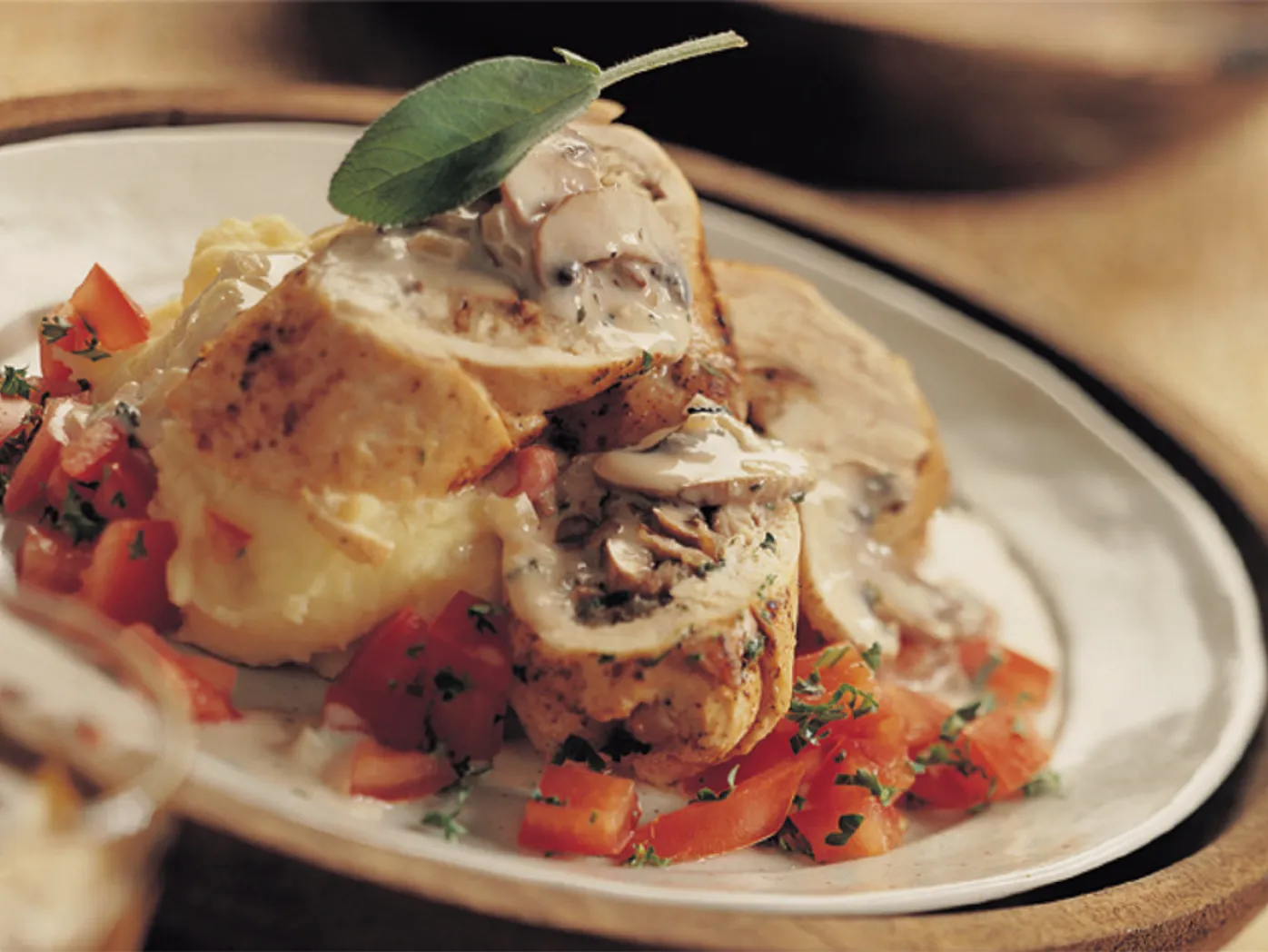 Gevulde kipfilets met champignonsaus