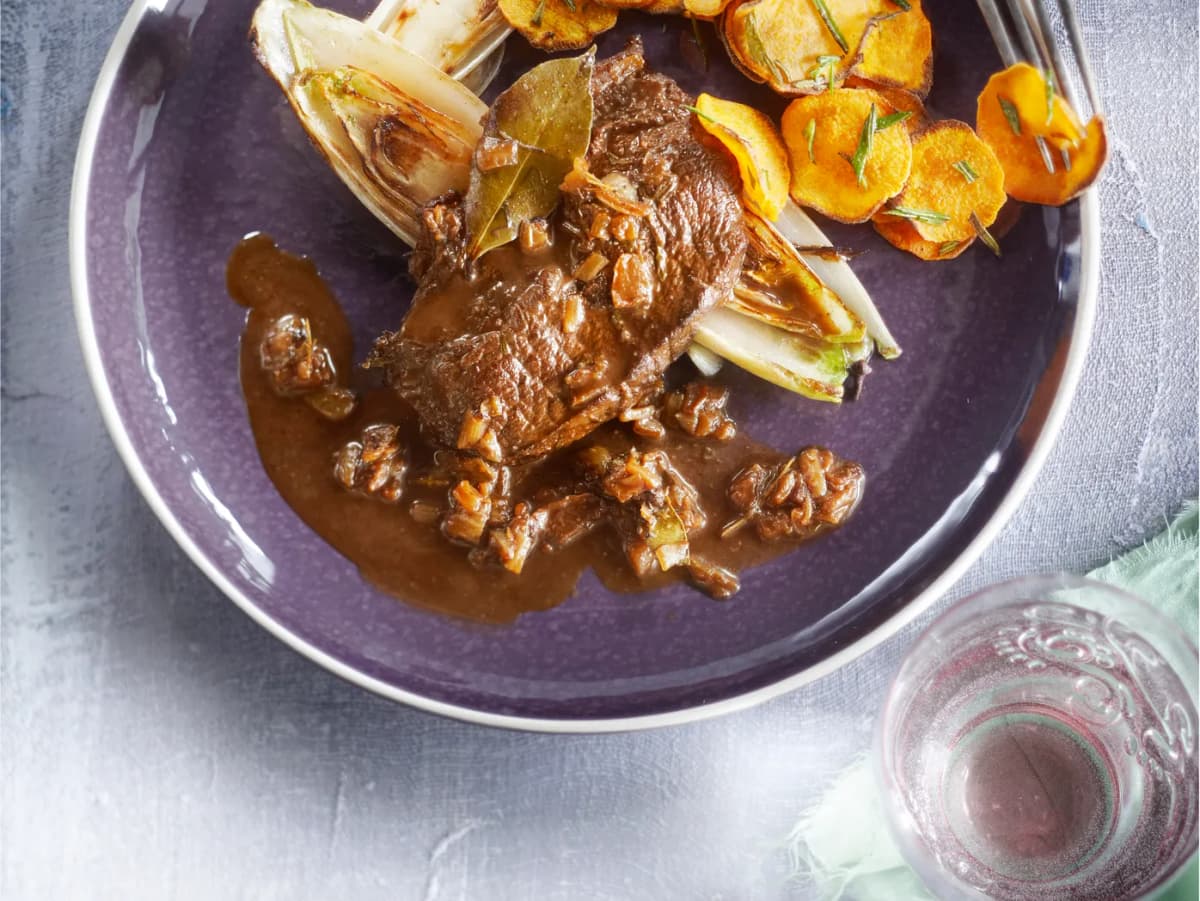 Sukade met ovengebakken chips van zoete aardappel