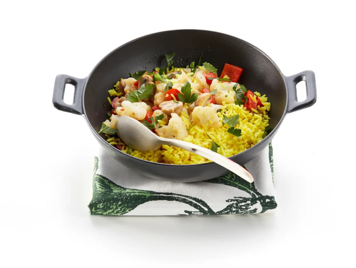Groentewok met gele rijst