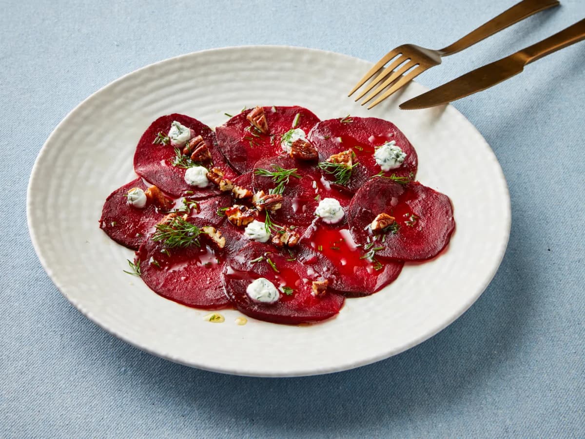 Bietencarpaccio met geitenkaas en gekaramelliseerde pecannoten