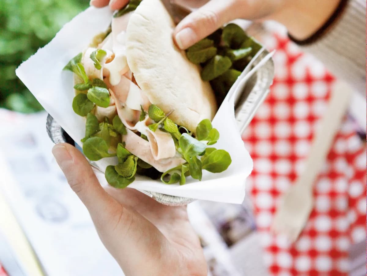 Pita-envelopjes met gerookte kipsalade