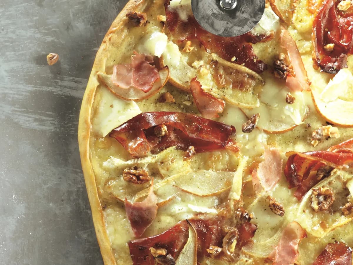 Pizza met rauwe ham, brie en noten