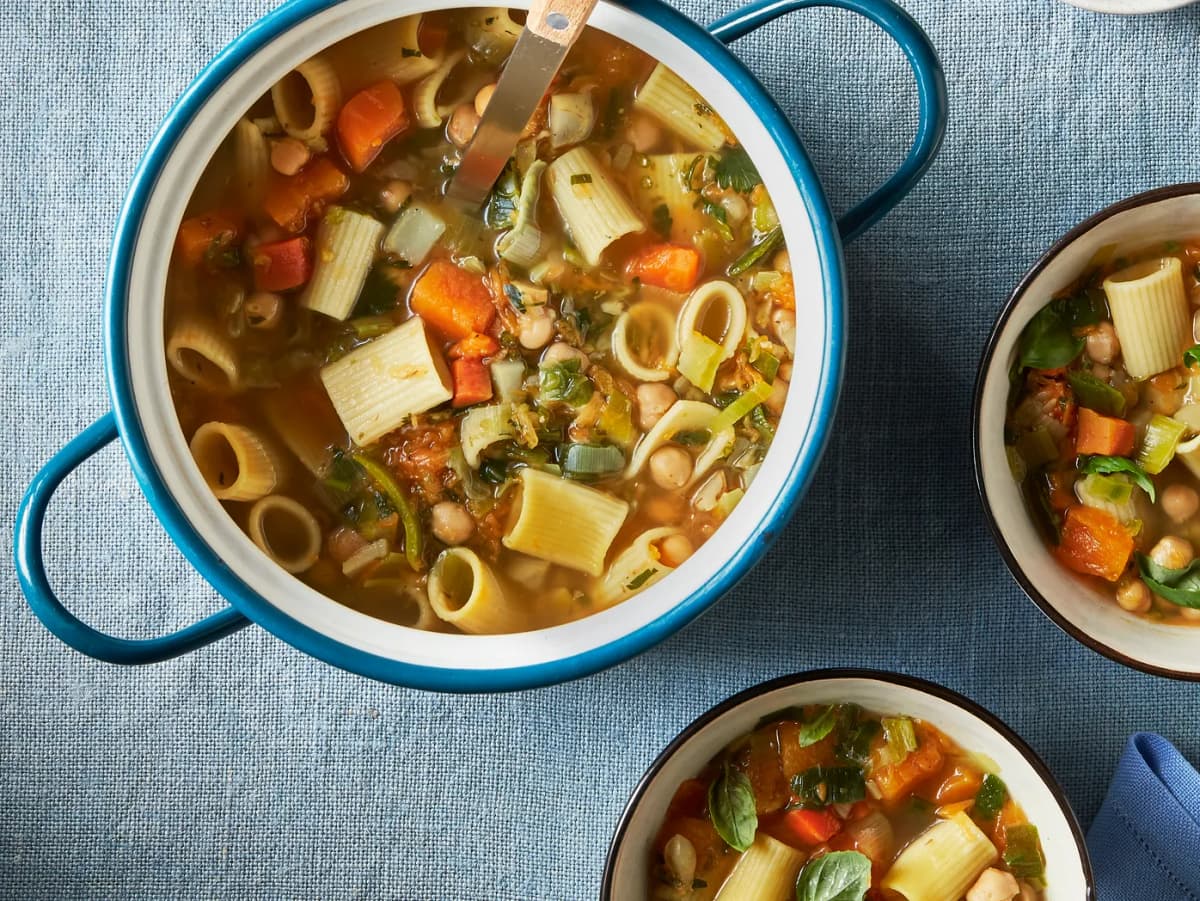 Pompoensoep met pasta en kikkererwten
