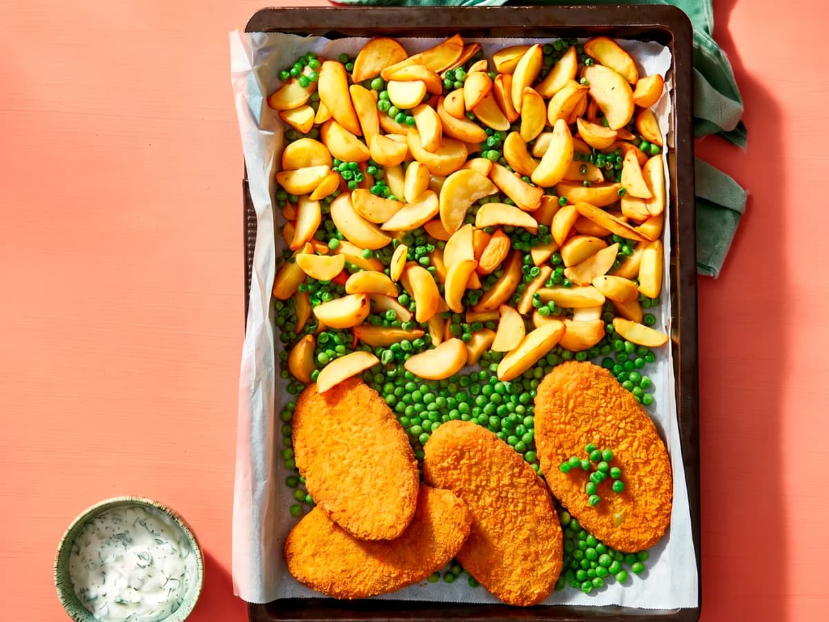Traybake met visschnitzels, aardappeltjes en erwten