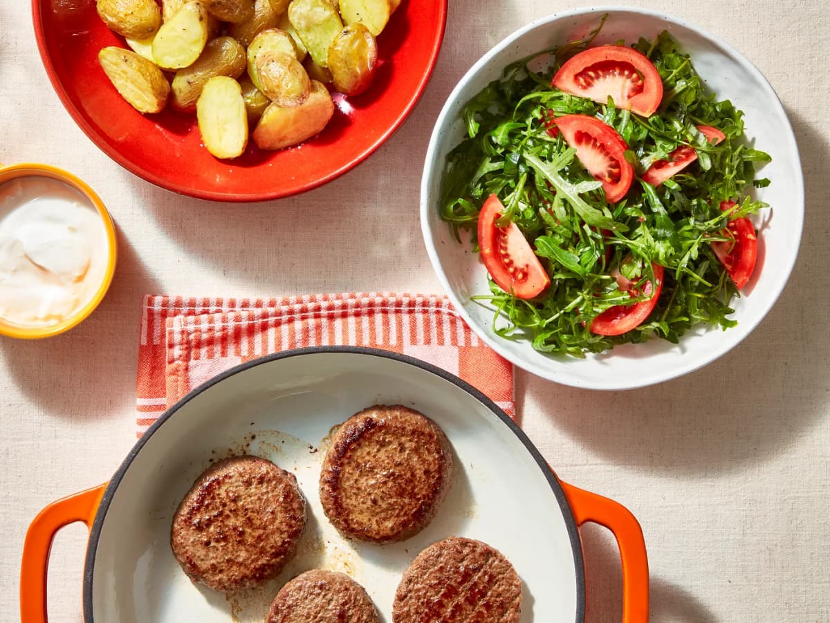 Tartaartjes met krieltjes, tomatensalade en yoghurtsaus