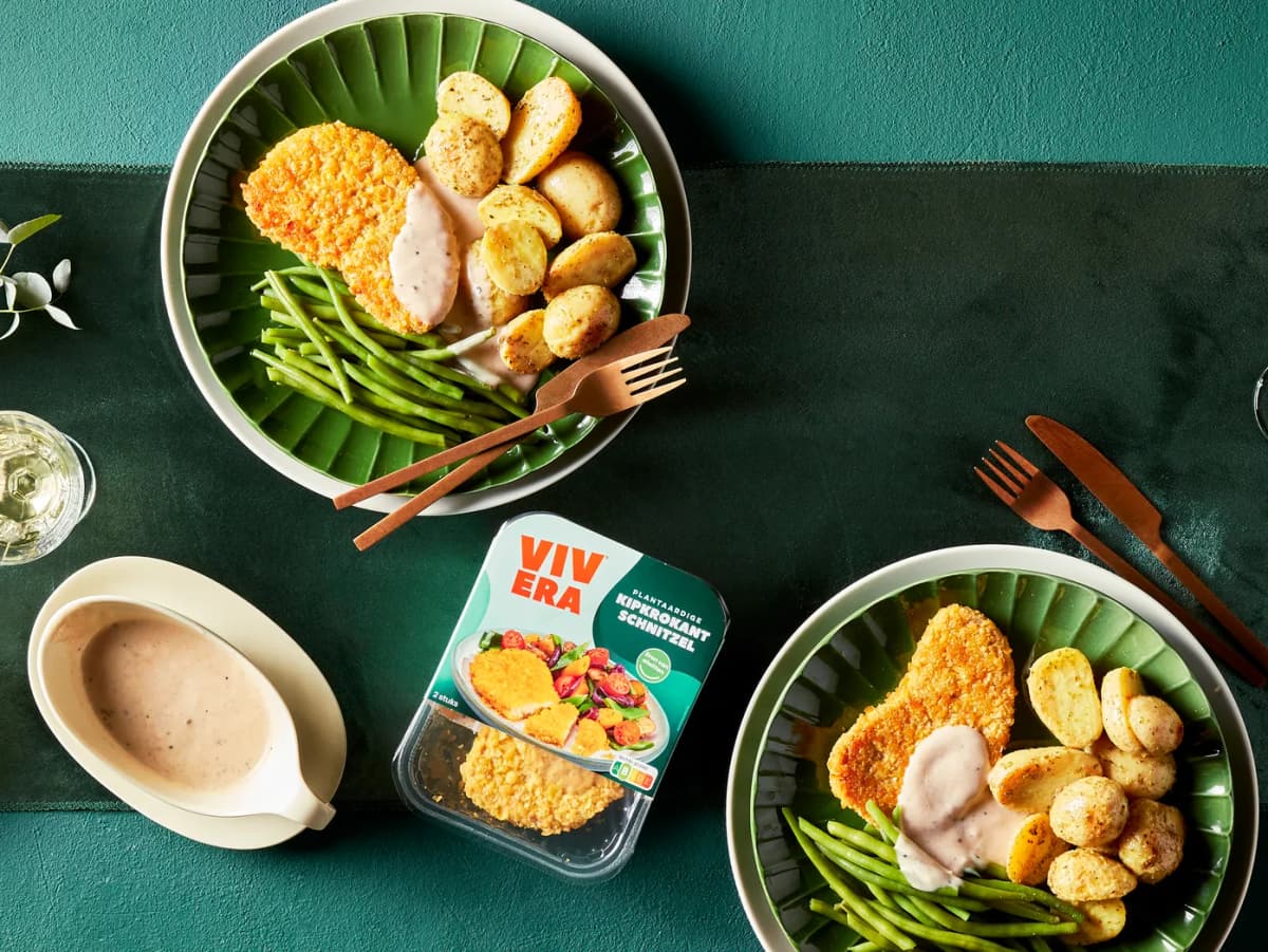 Vegetarische schnitzel met gebakken krieltjes en pepersaus