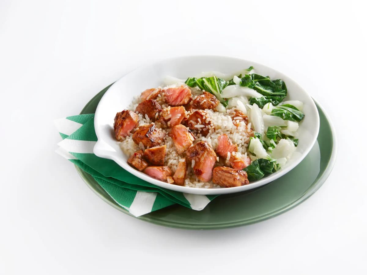 Rijstschotel met pikante zalm en paksoi