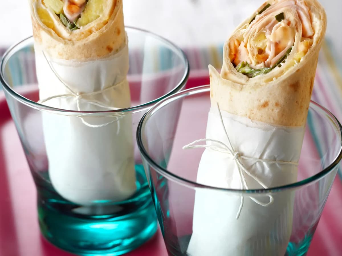 Kipwrap met honing-notendressing