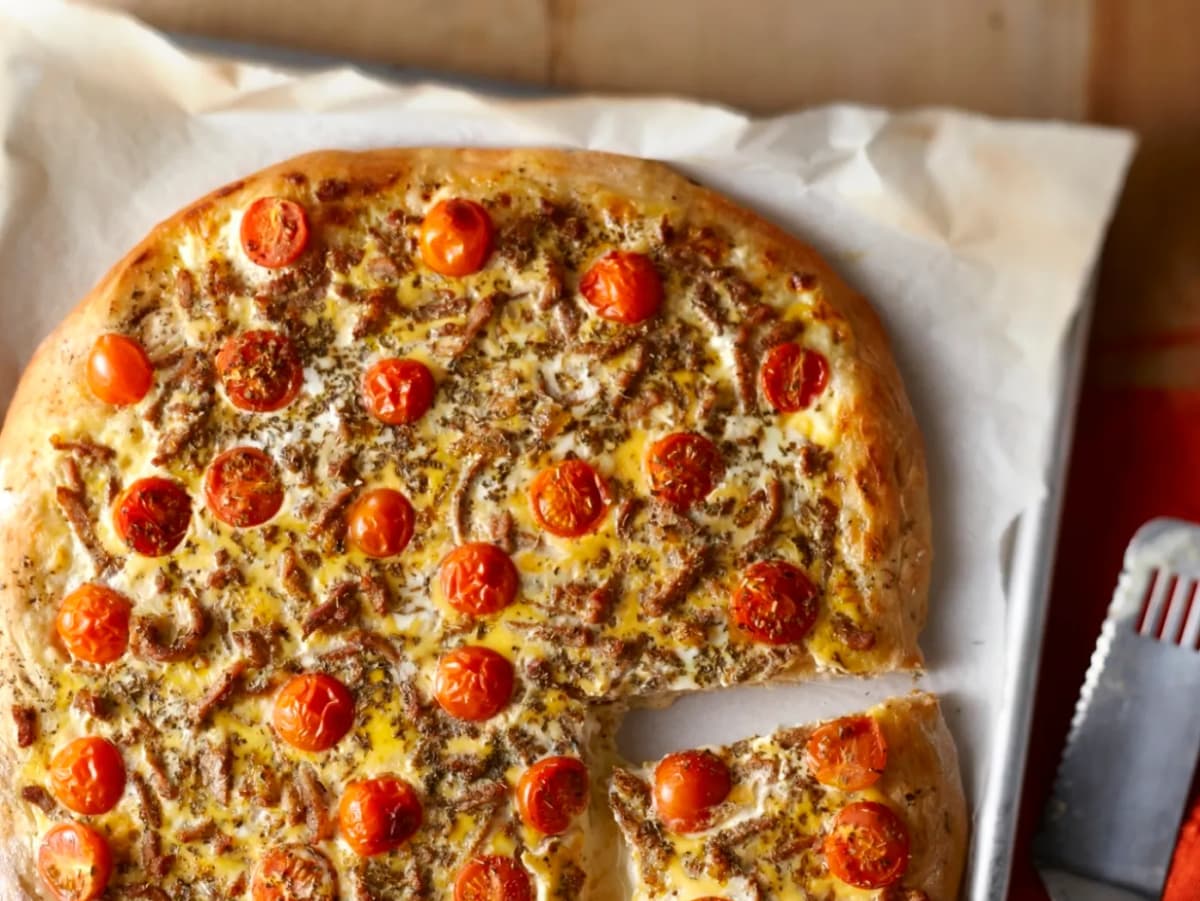 Plaatpizza met shoarma en ei