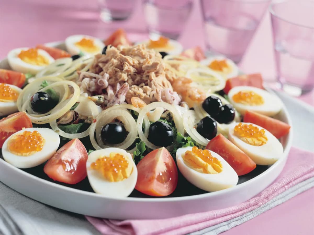 Salade met allerlei soorten vis