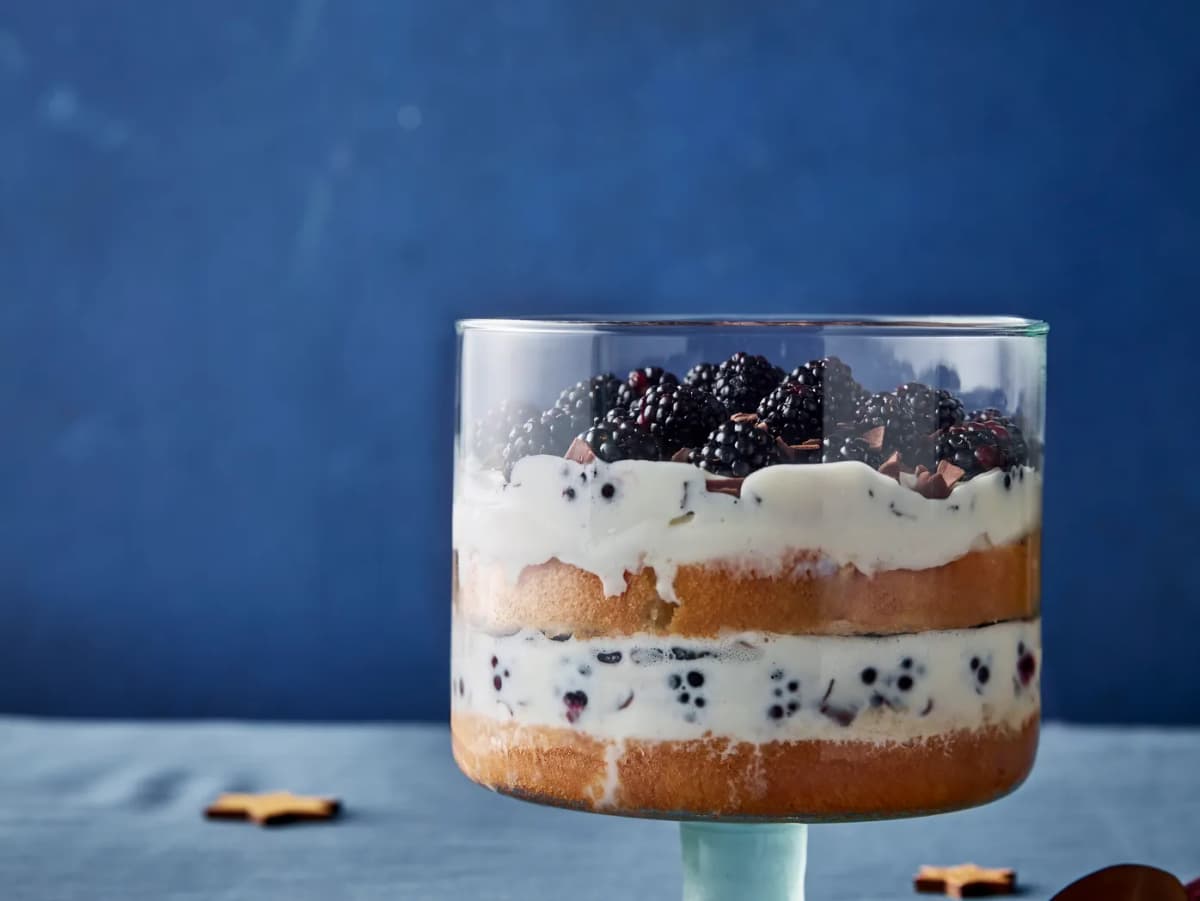 Kersttrifle met slagroomijs, bramen en chocolade