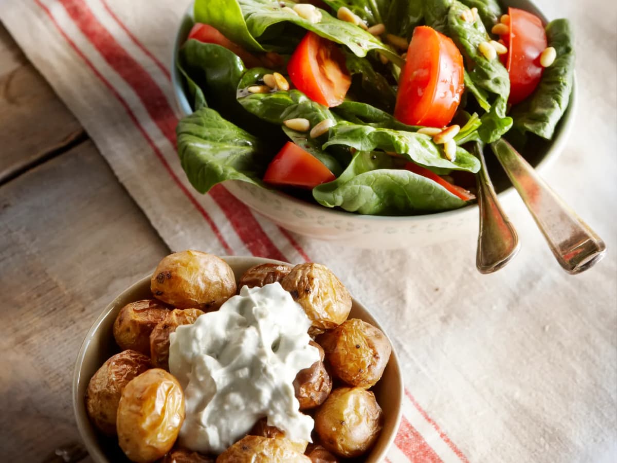 Gepofte krieltjes met gorgonzola en spinaziesalade