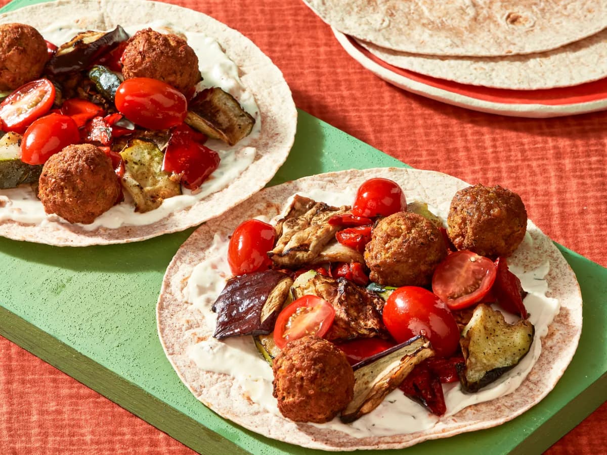 Falafelwraps met gegrilde groenten en knoflook-kruidenspread
