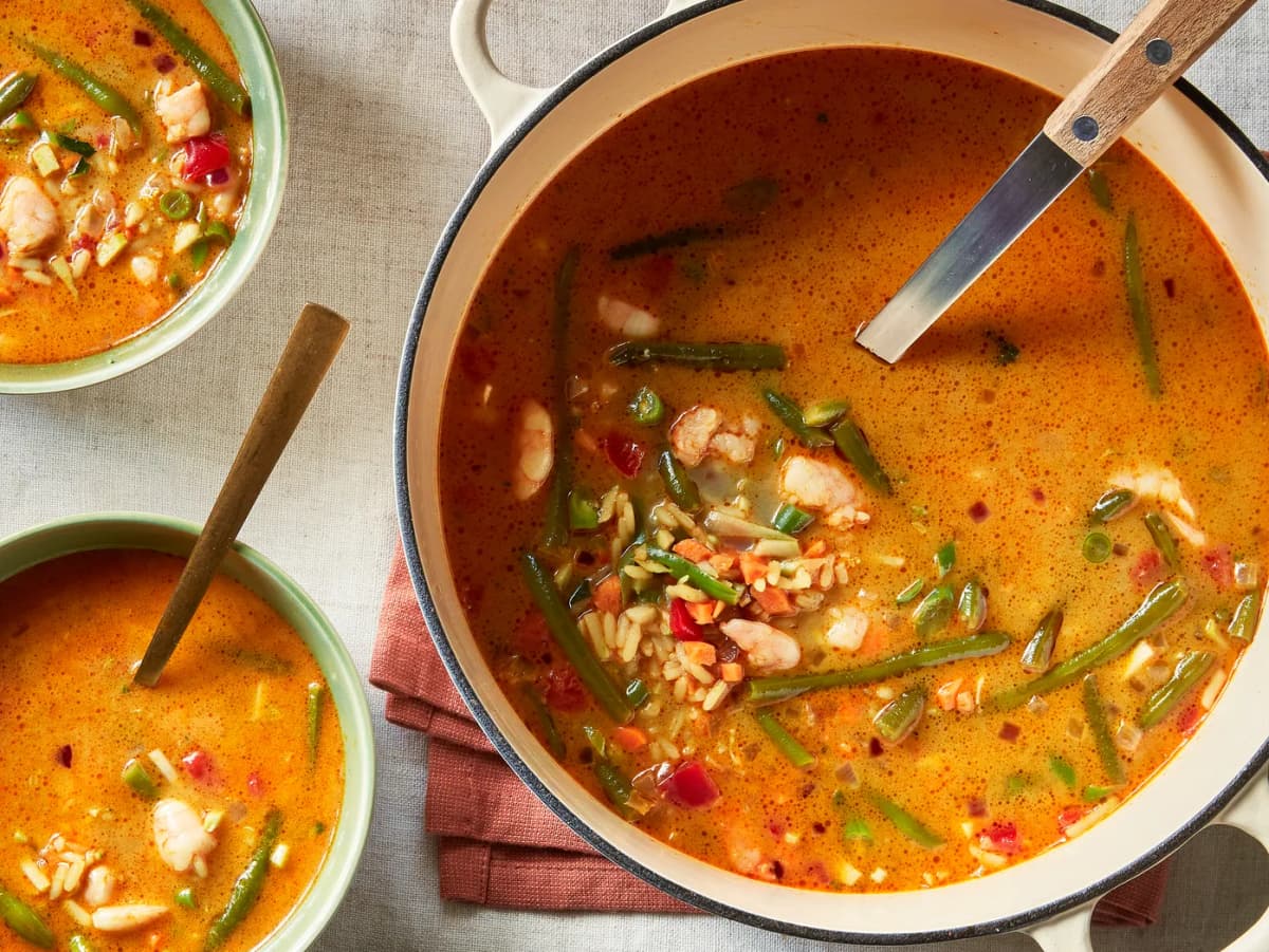 Gele curry soep met garnalen en rijst