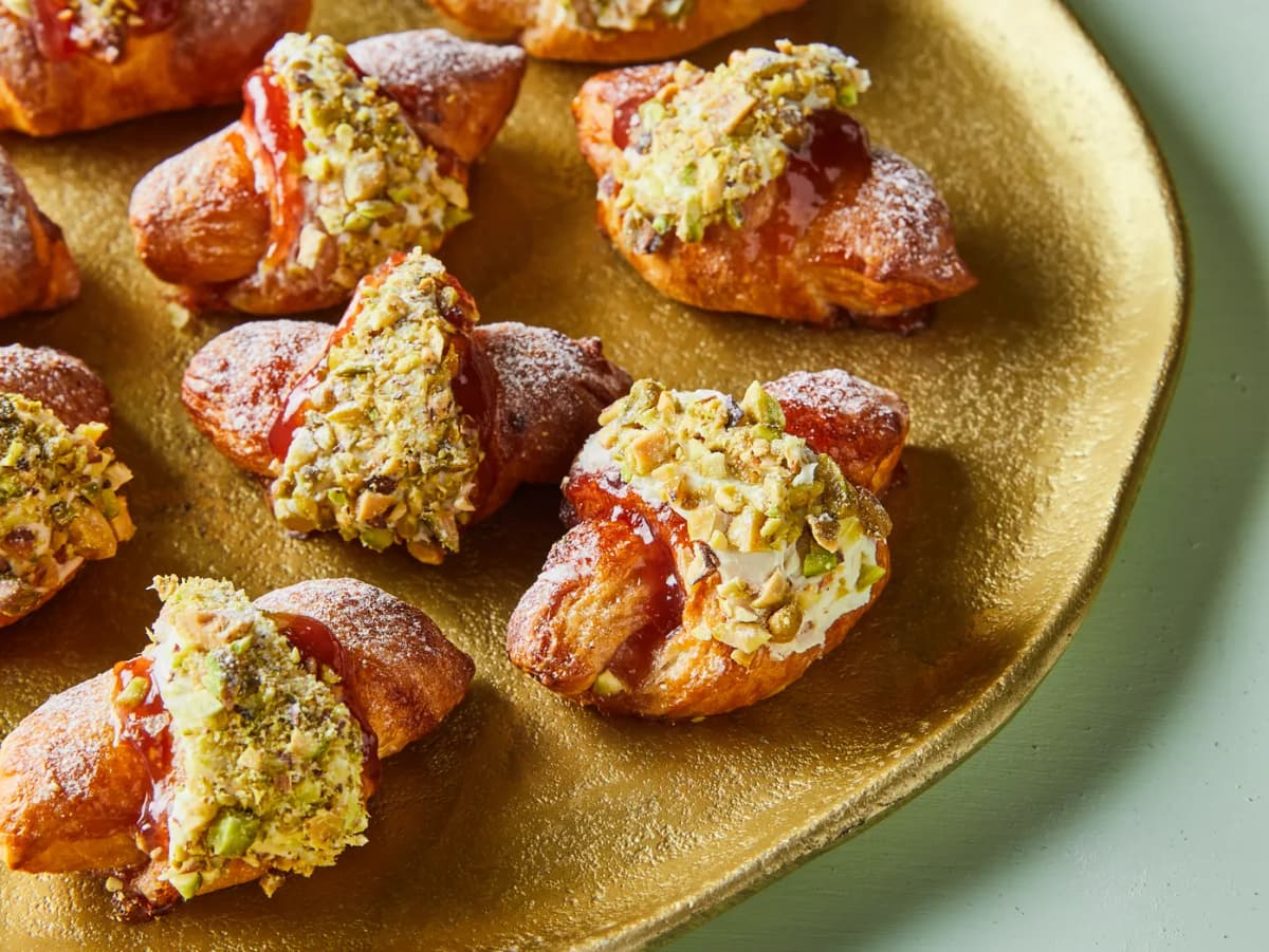 Mini croissants met framboos en pistache