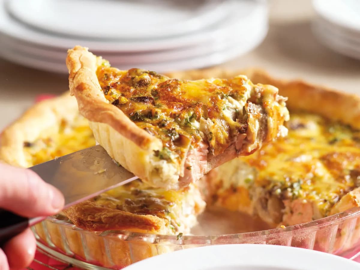 Quiche met zalm en champignons