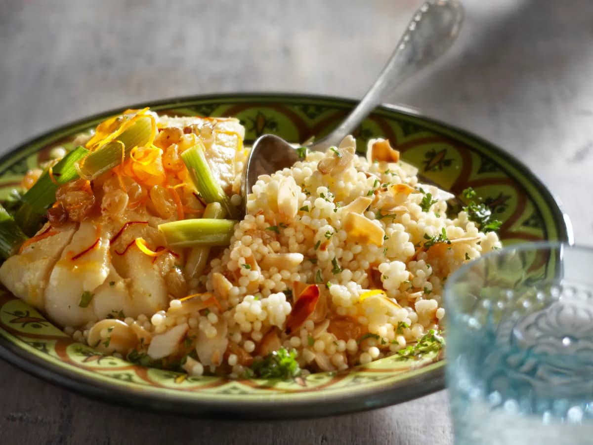 Couscous met amandel, kabeljauw en lente-ui