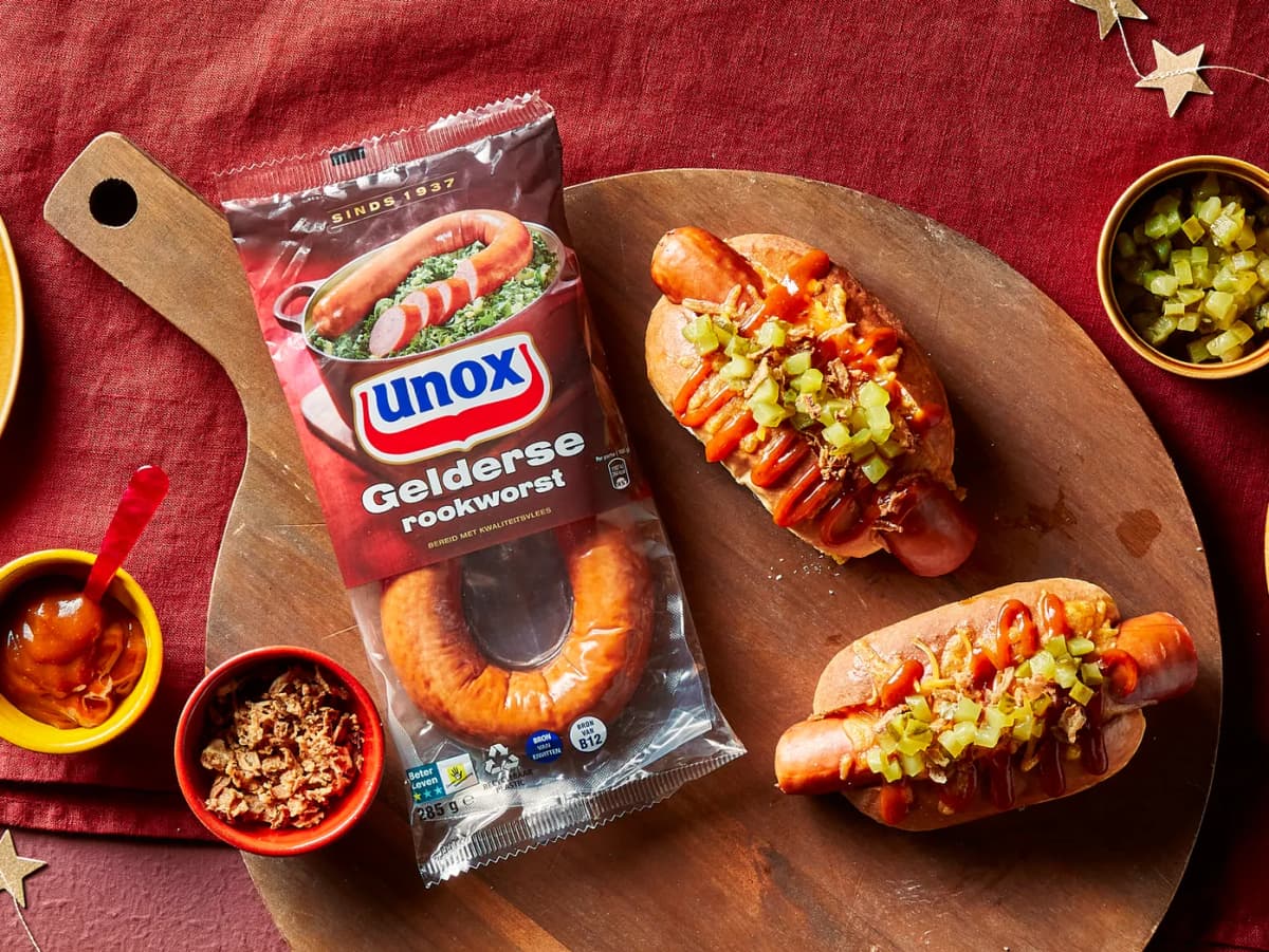 Broodje rookworst met gesmolten cheddar