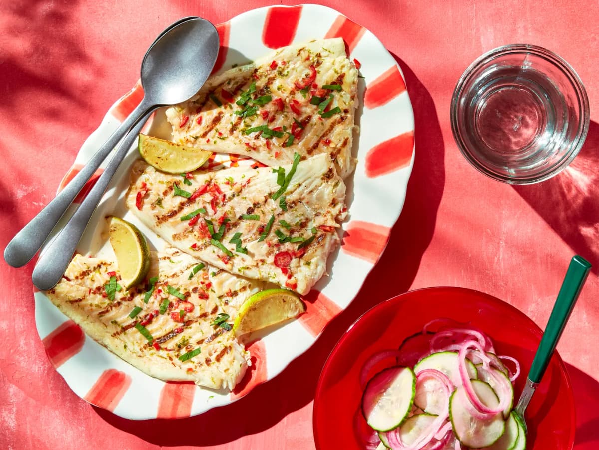 Gegrilde vis met limoen en komkommerpickle
