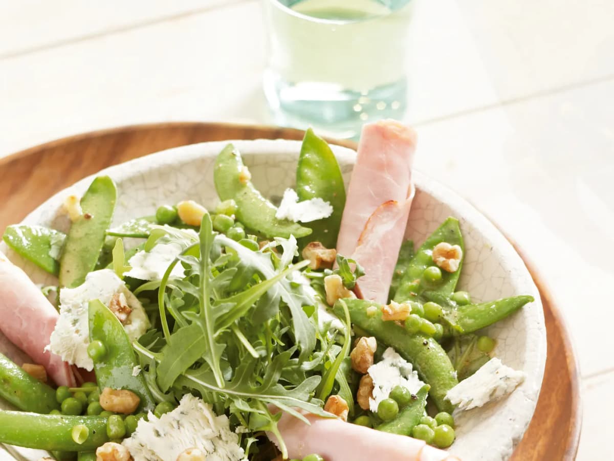 Groene groenten met beenham en honing-mosterddressing