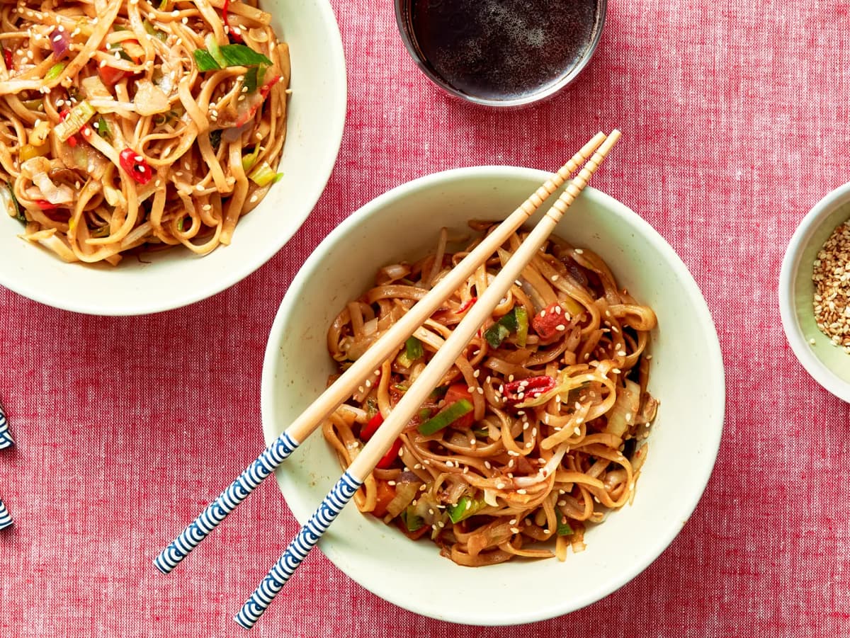 Mie met roerbakgroenten in kruidige cola-saus