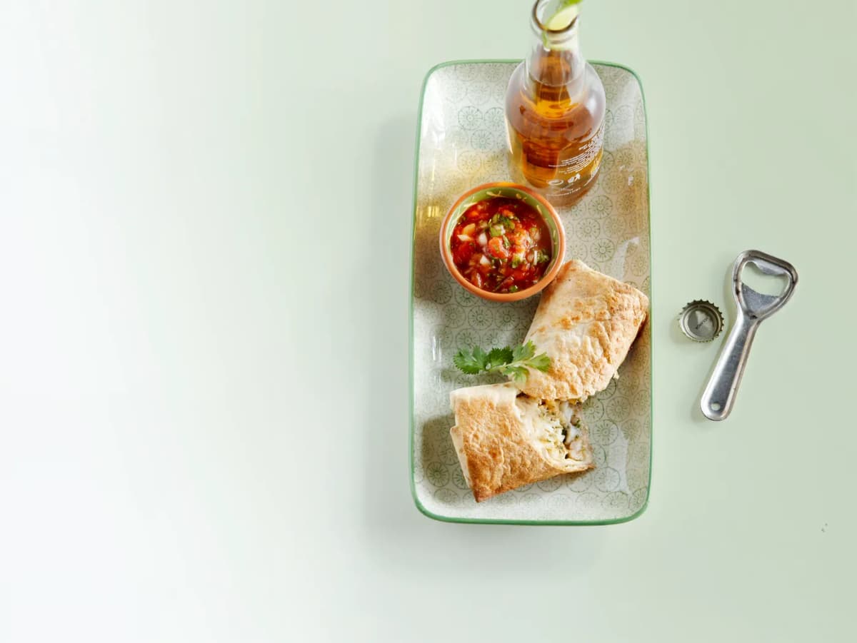 Visburrito met tomatensla