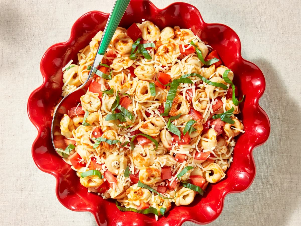 Tortellinisalade met tomaat en oude kaas