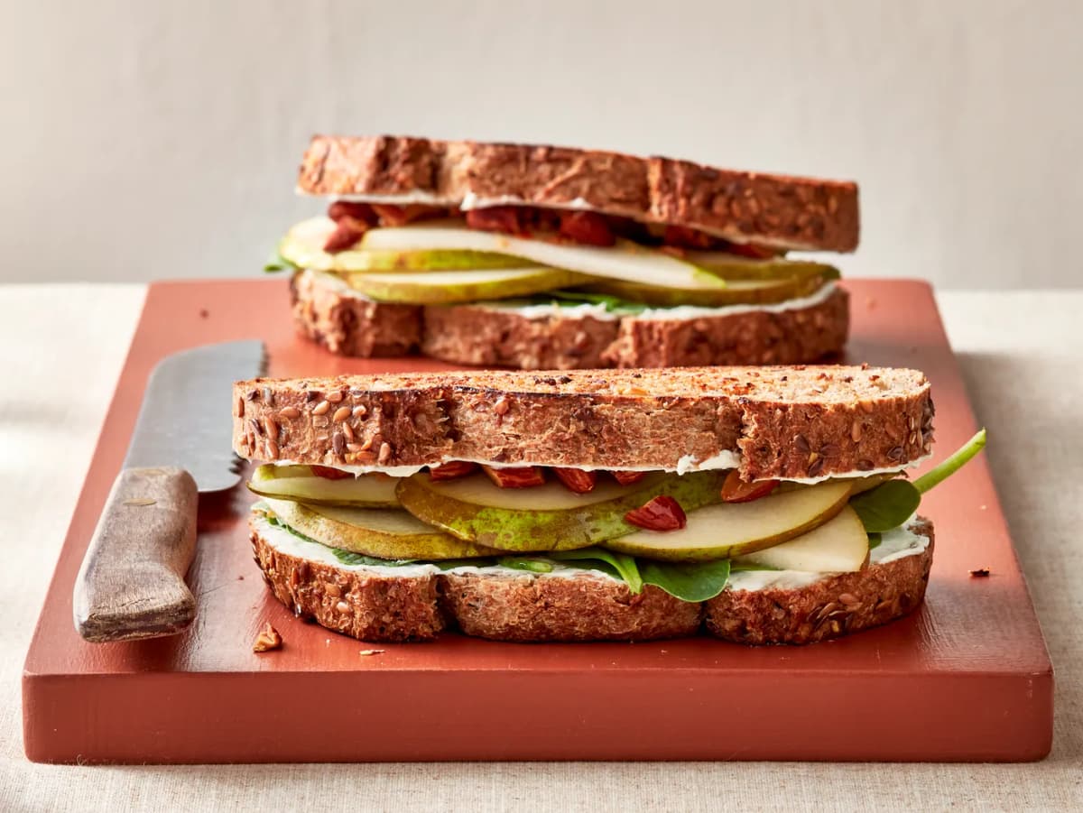 Sandwich met zuivelspread en peer