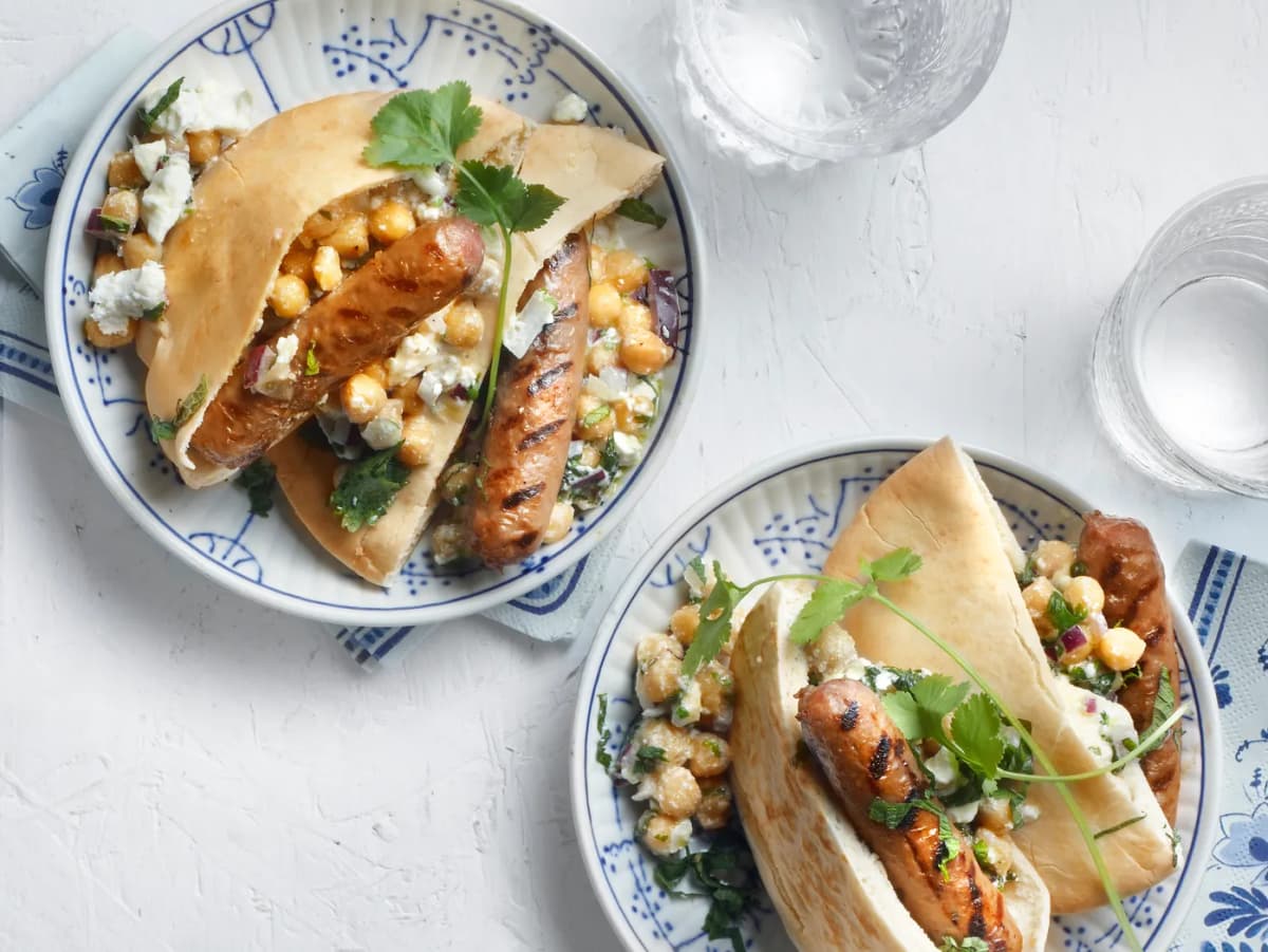 Pita met chipolata en kikkererwtensalade