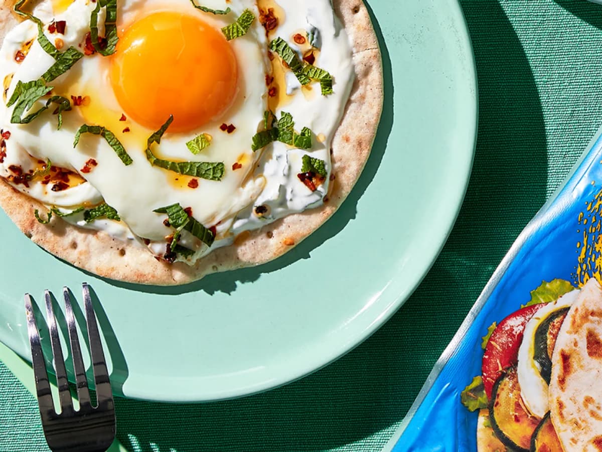 Ontbijtflatbread met yoghurt en ei