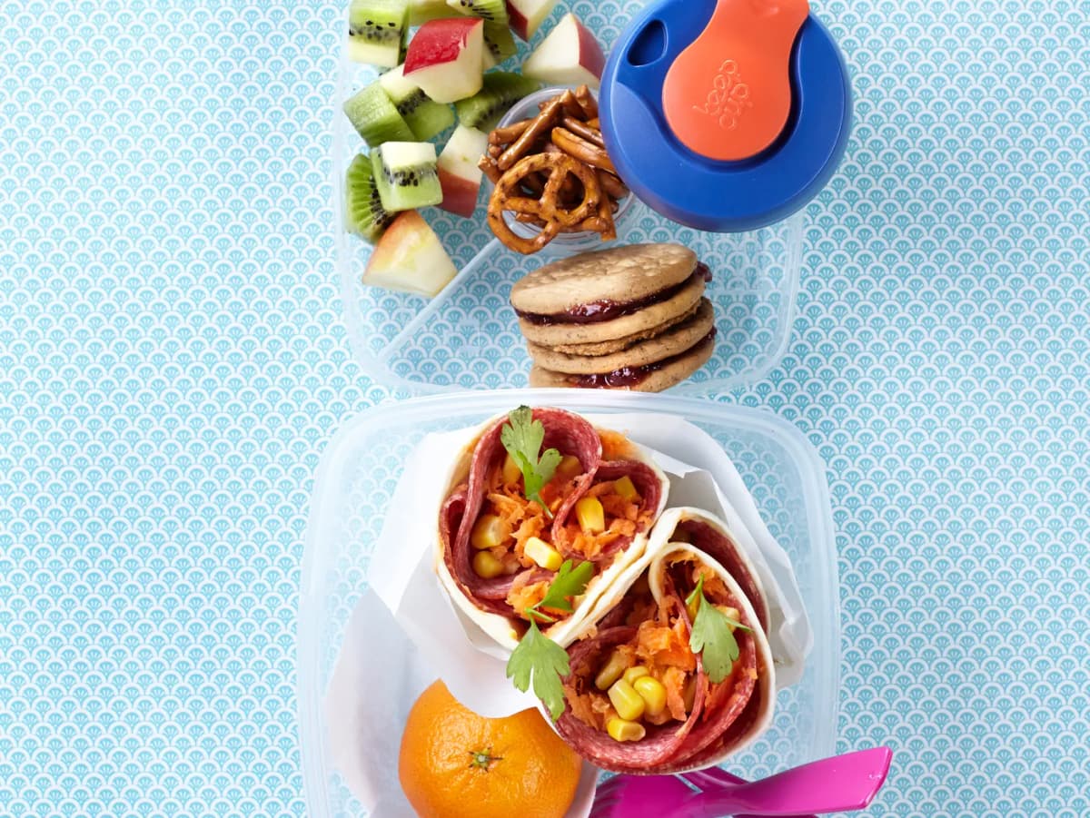 Tortillaflapje (met appel-kiwisalade en stapelbiscuitjes)