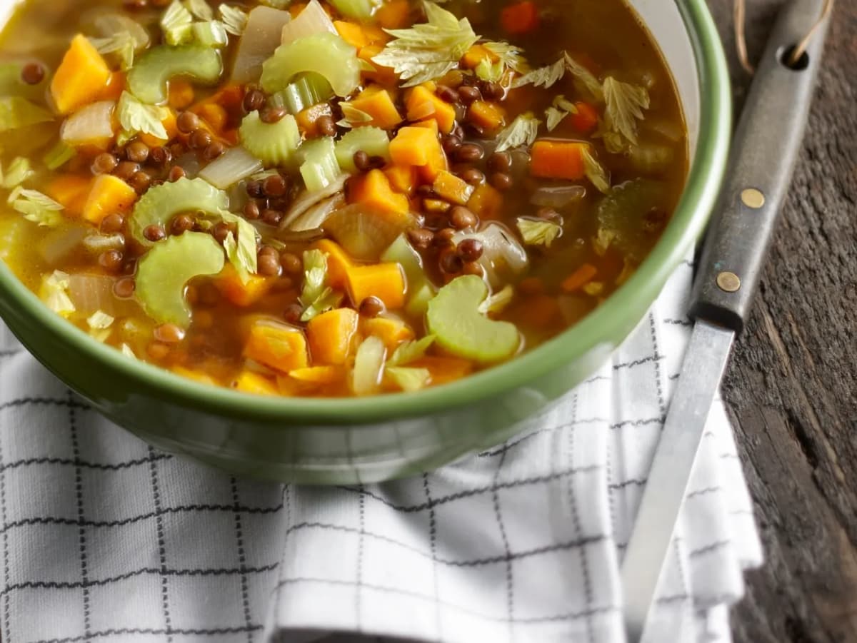 Linzensoep met kerrie en zoete aardappel