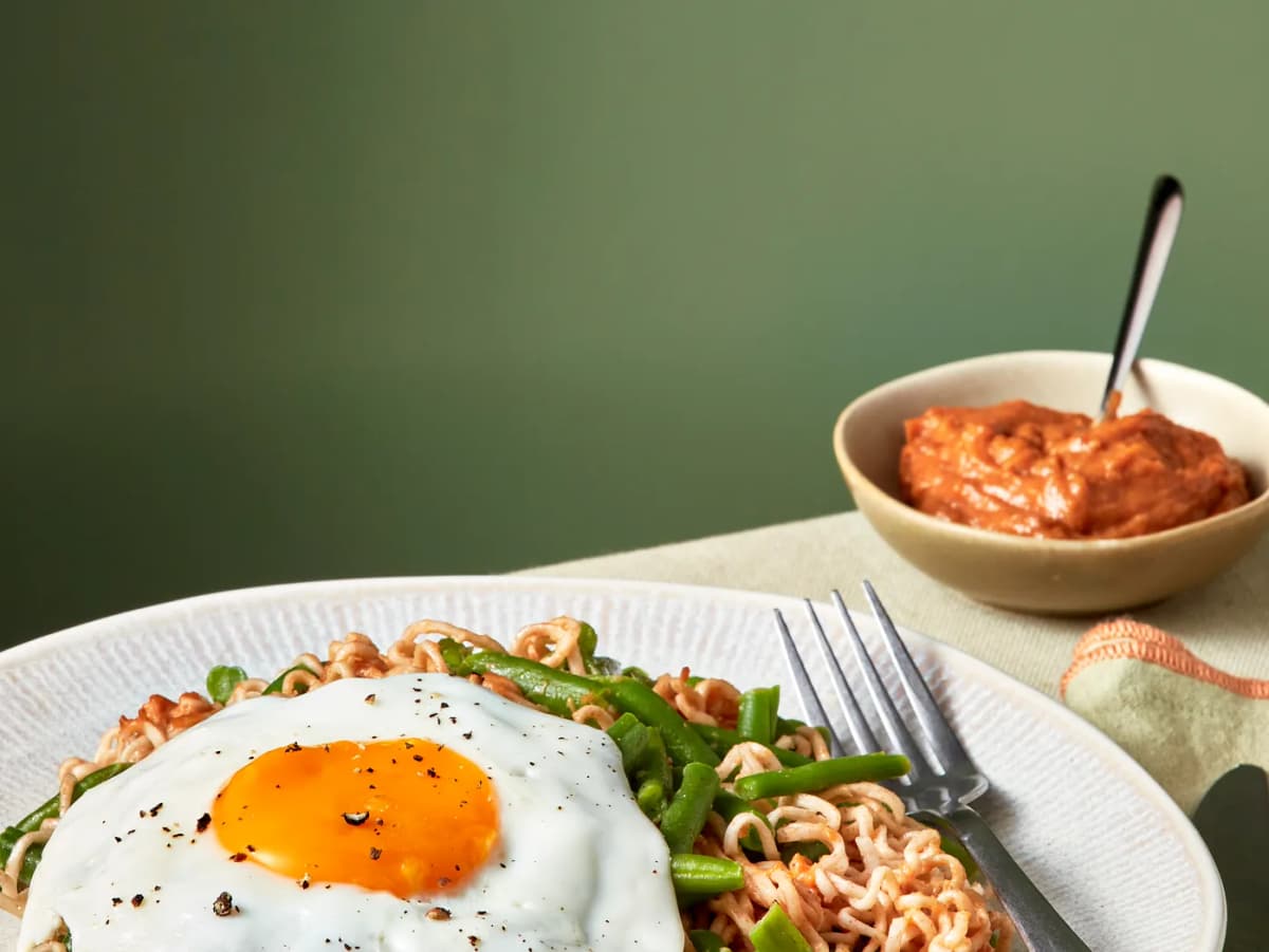 Noedels met satésaus, ei en sperziebonen