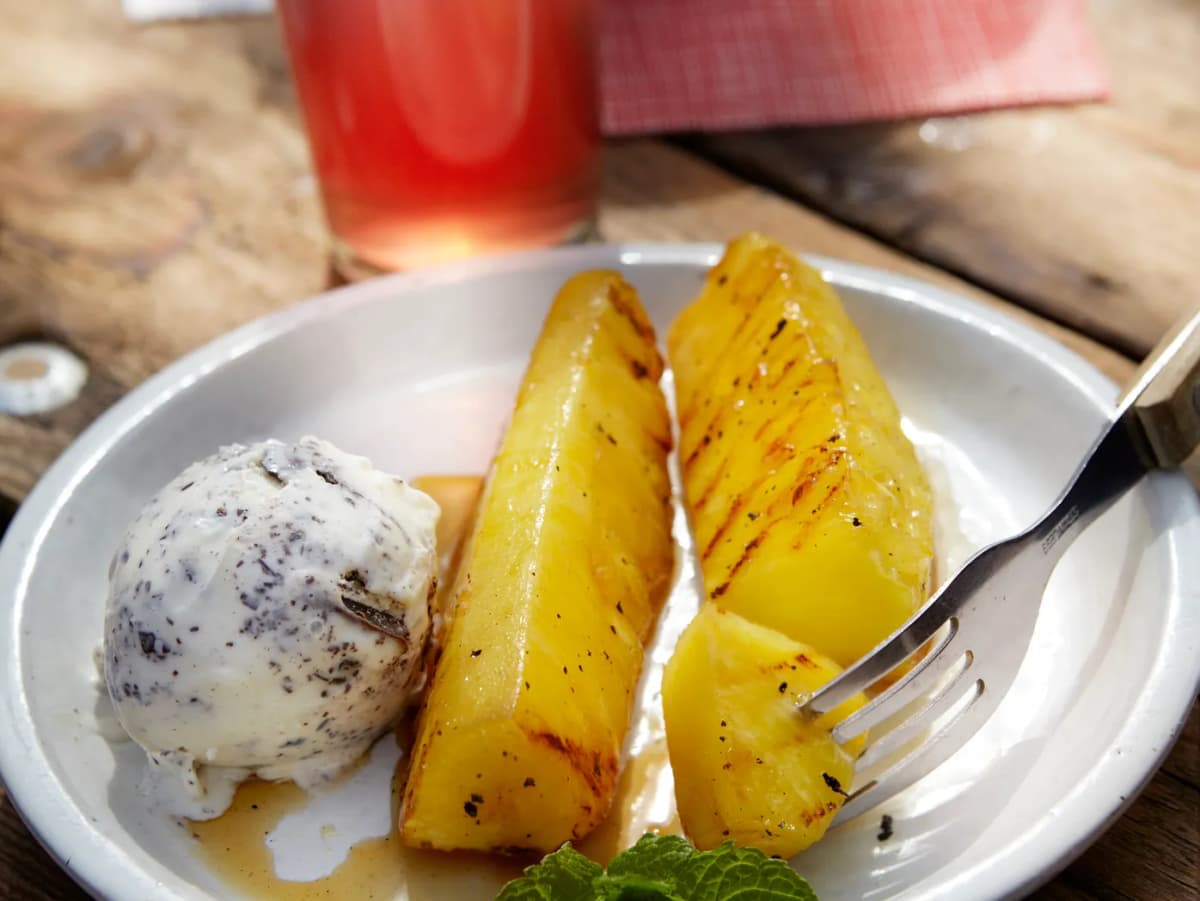 Gegrilde ananas met ‘chocolate chunk’ roomijs