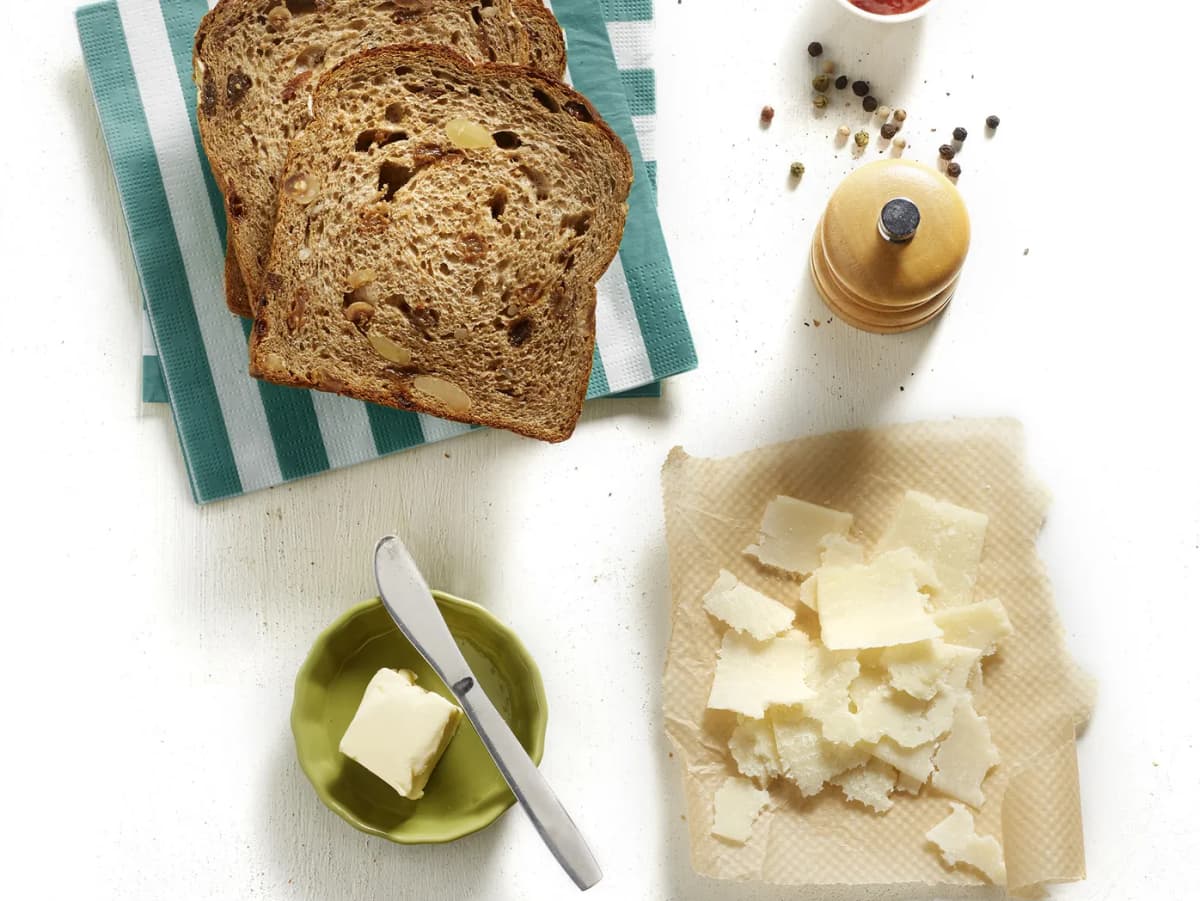 Mueslibrood met vijgenjam en Parmezaanse kaas