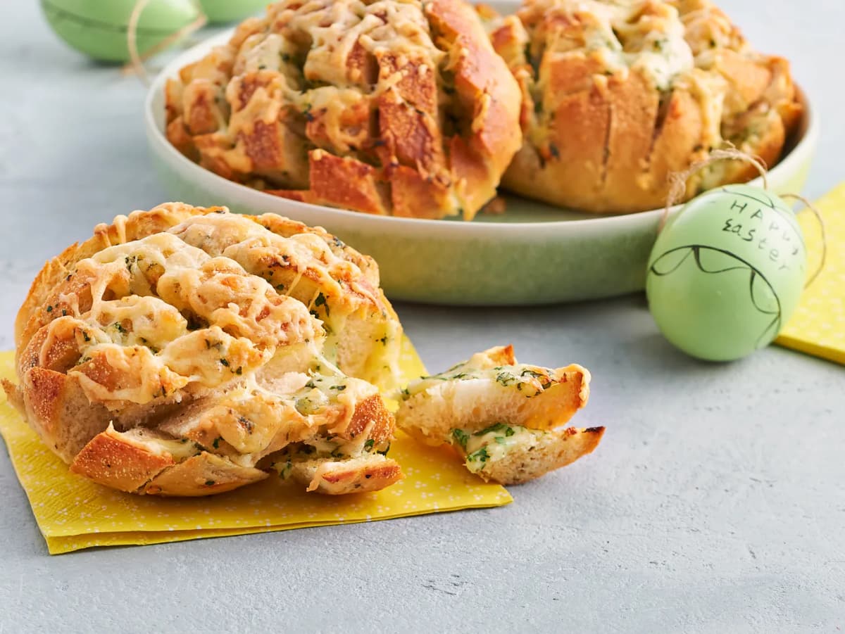 Borrelbroodjes met kruidenboter en kaas