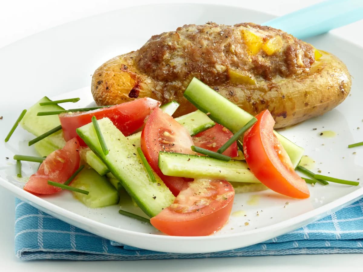 Gevulde aardappel met gehakt en salade