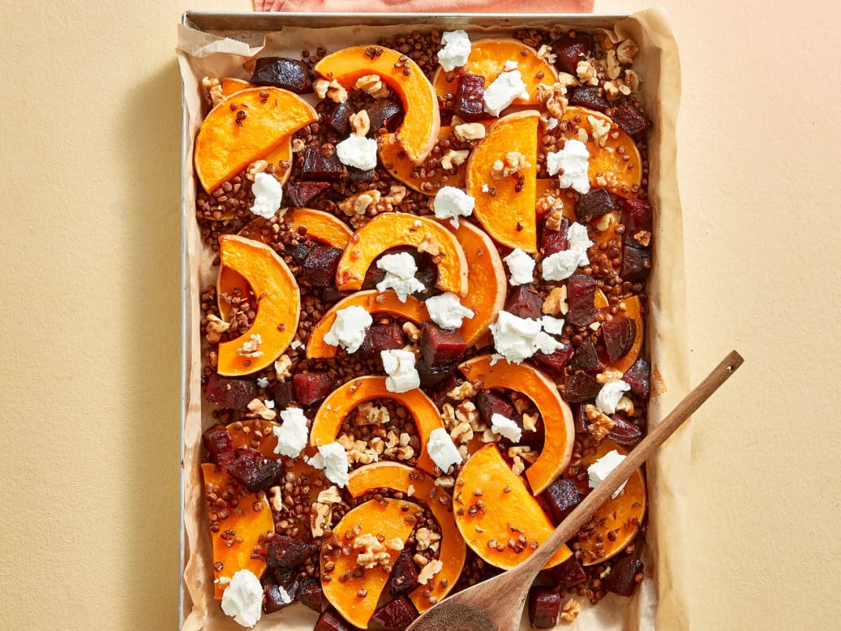 Traybake met pompoen, biet en linzen