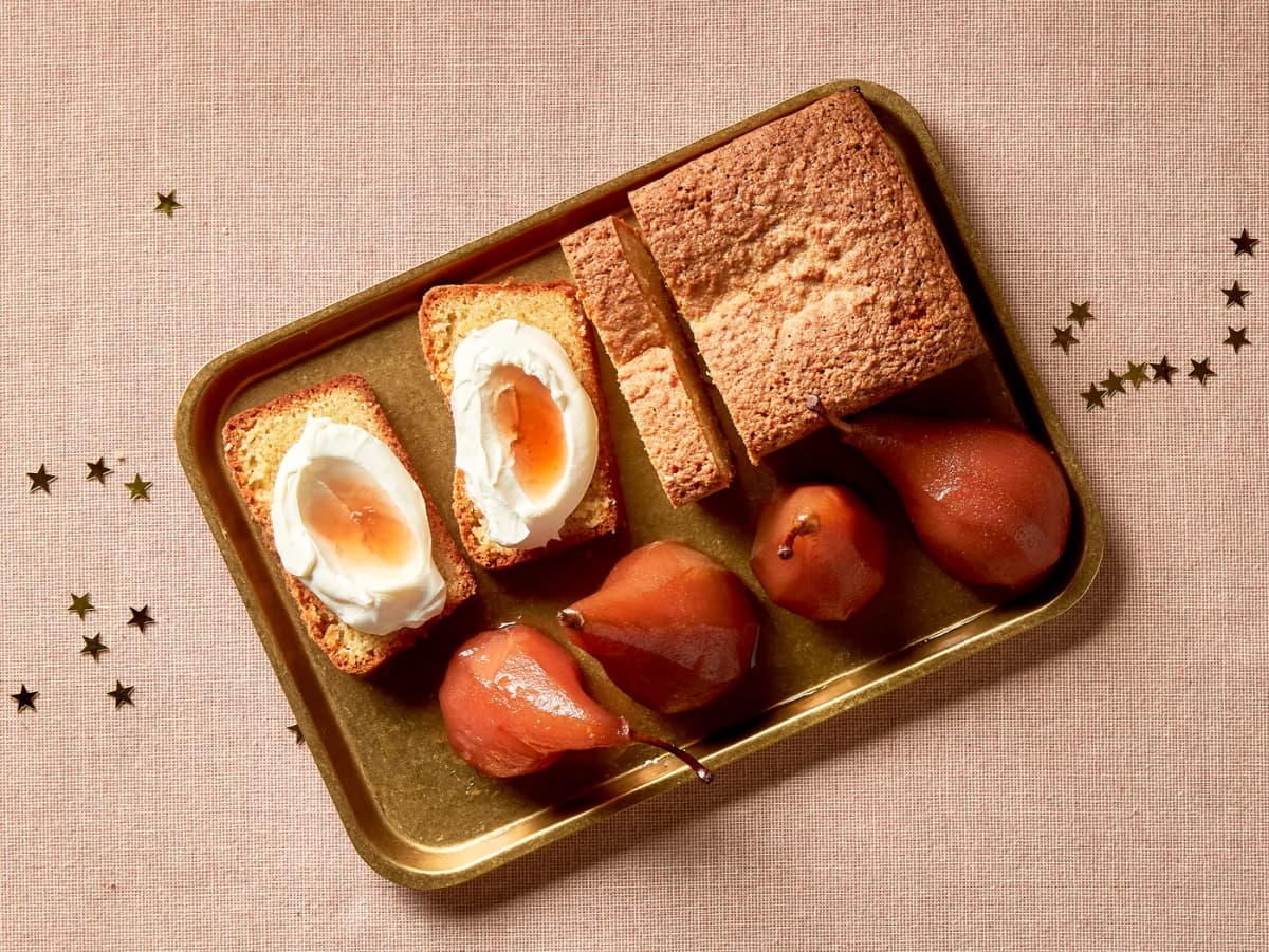 Amandelcake met mascarpone en stoofpeertjes