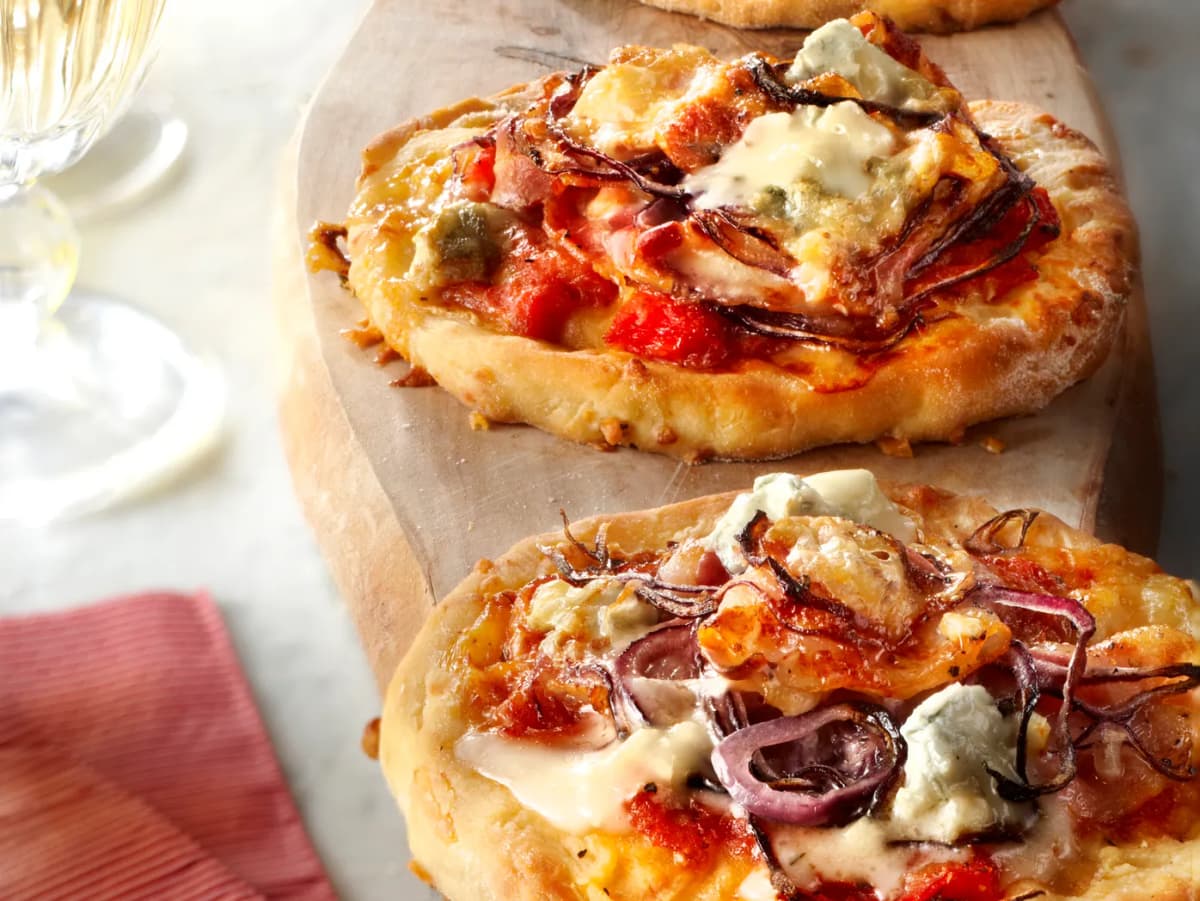 Pizza met gorgonzola, rode ui en pancetta