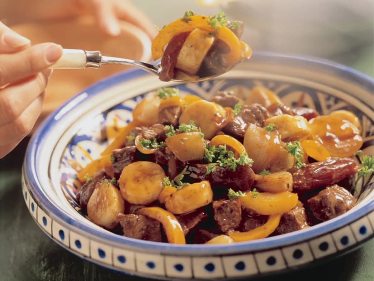 Turkse stoofpot met uitjes en dadels