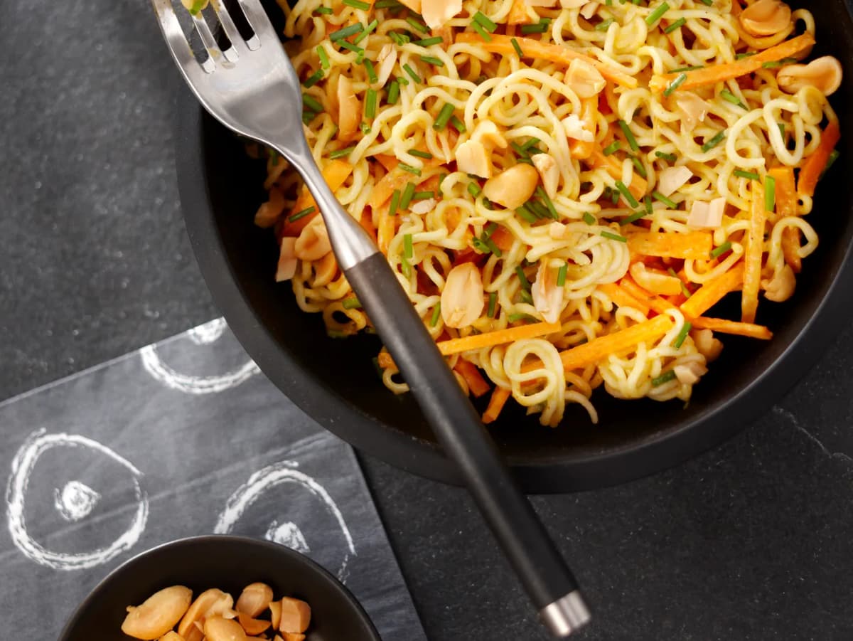 Noedelsalade met pittige pindadressing