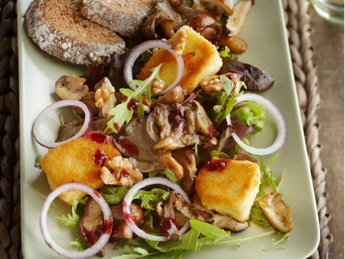 Maaltijdsalade met paddenstoelen en gebakken camembert