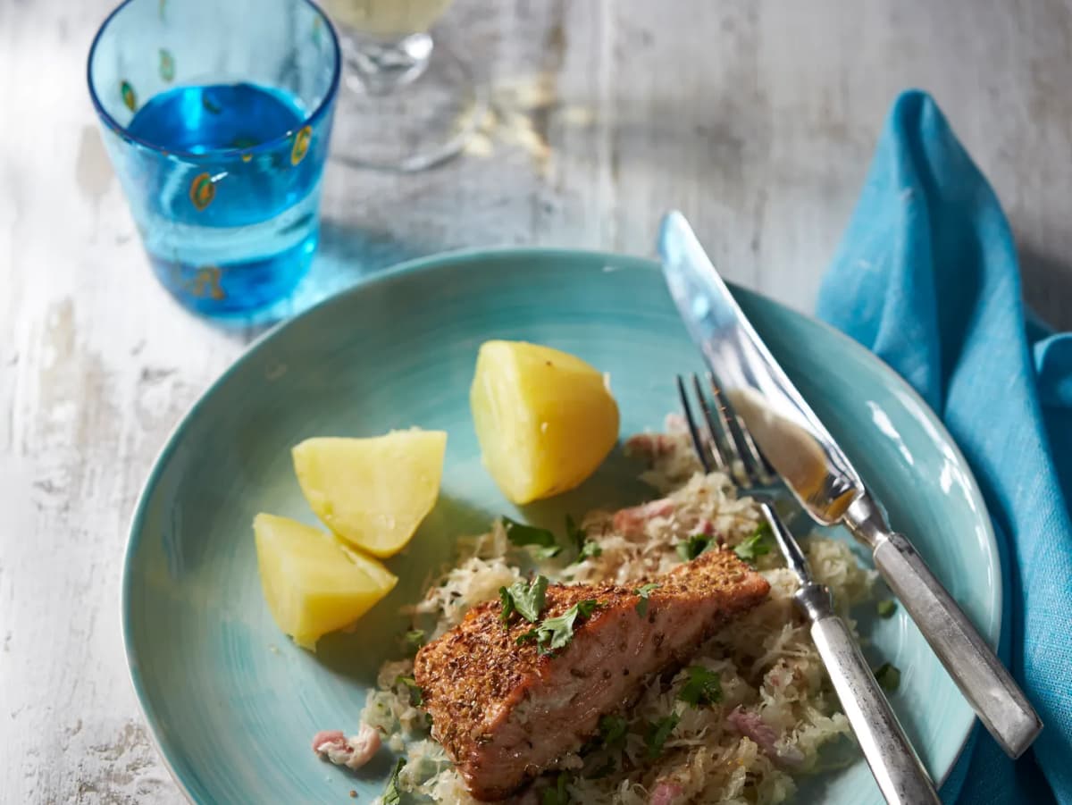 Gekruide zalm met gestoofde zuurkool