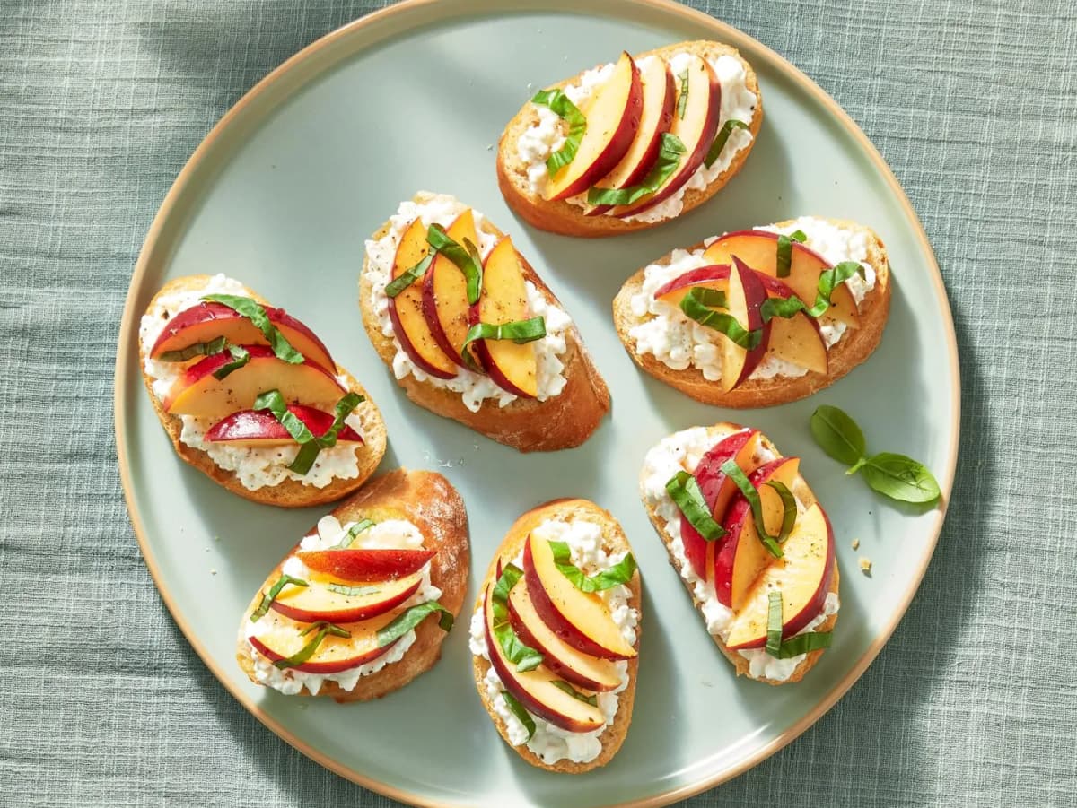 Bruschetta maken met nectarine en huttenkase