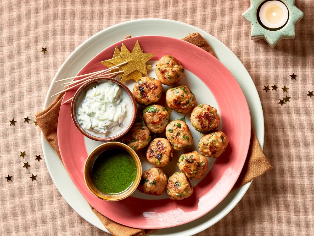 Kipballetjes met yoghurtdip en kruidenolie
