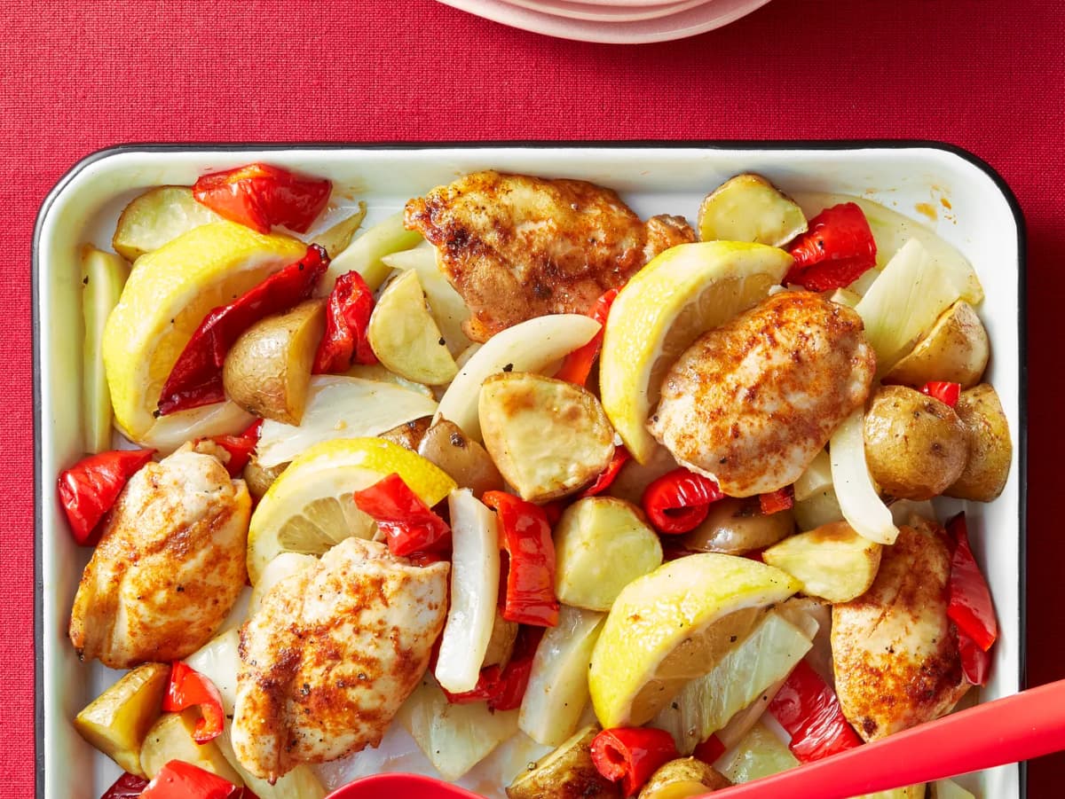 Traybake met puntpaprika, kip en krieltjes