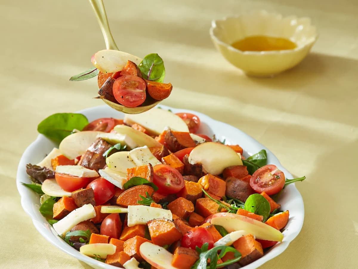 Zoete aardappelsalade met brie