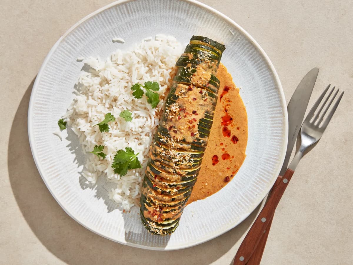 Hasselbackcourgette met rode curry en rijst