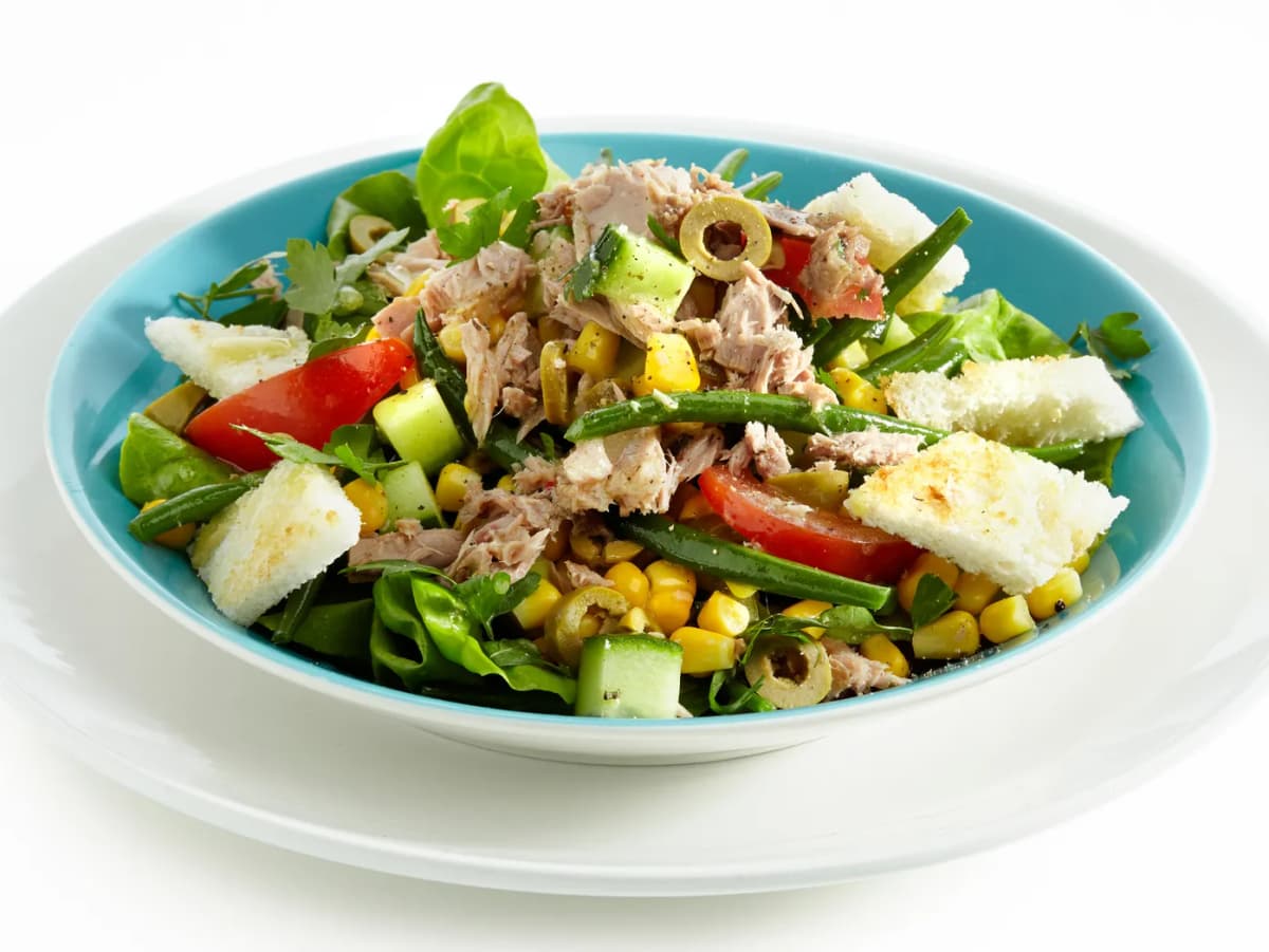 Tonijnsalade met knoflookcroutons